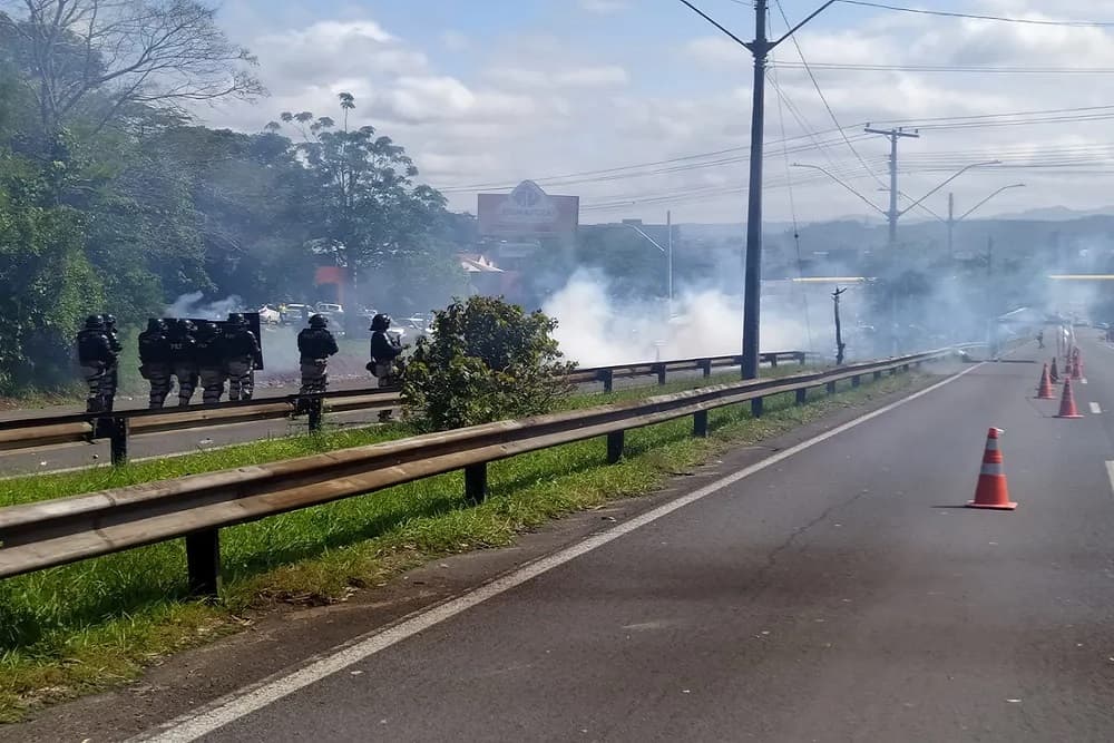 Governo do RS desloca 1 mil policiais militares para desbloquear estradas