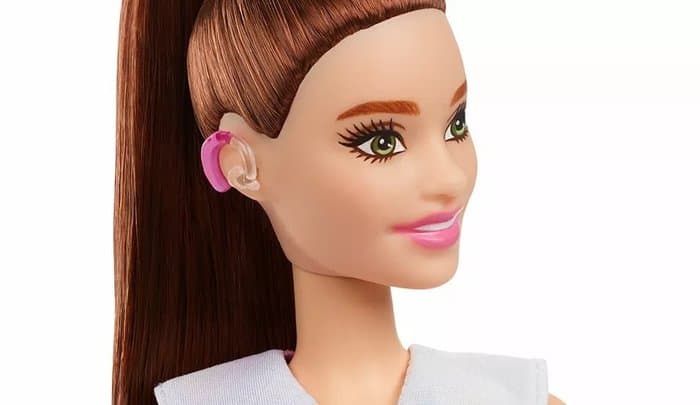 Mattel lança primeira Barbie com aparelho auditivo