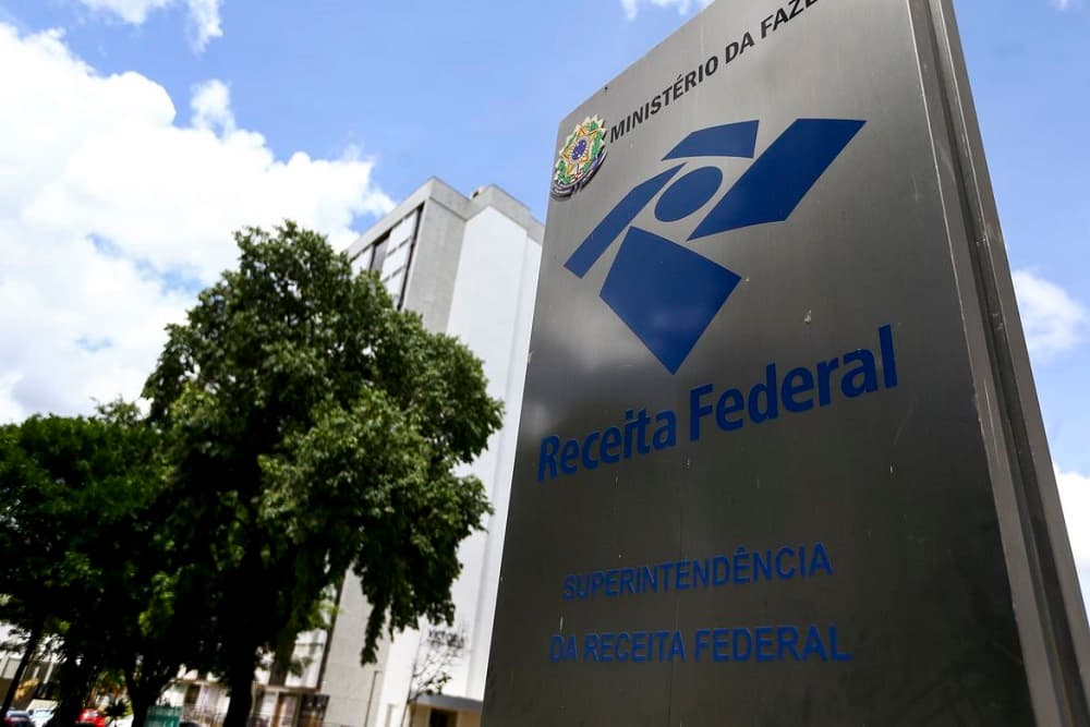 Receita paga hoje restituições de lote residual do IRPF de novembro