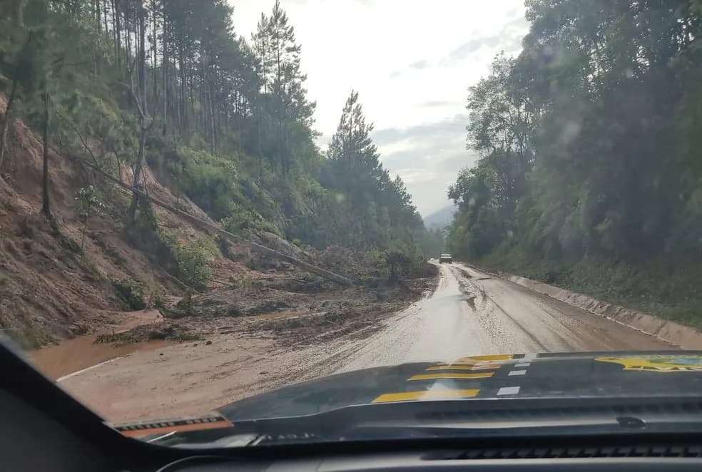 Com chuvas incessantes, rodovias de SC são interditadas; veja quais
