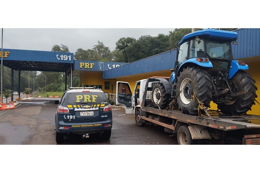 PRF apreende trator importado ilegalmente em Cruz Alta