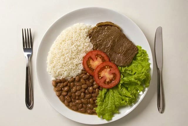 Tomate pressiona e prato feito encarece 23% em um ano