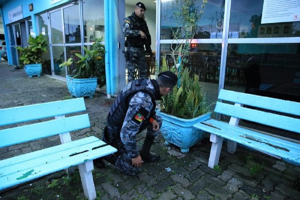 Pai e filho são mortos a tiros após desentendimento com funcionário de empresa em Triunfo