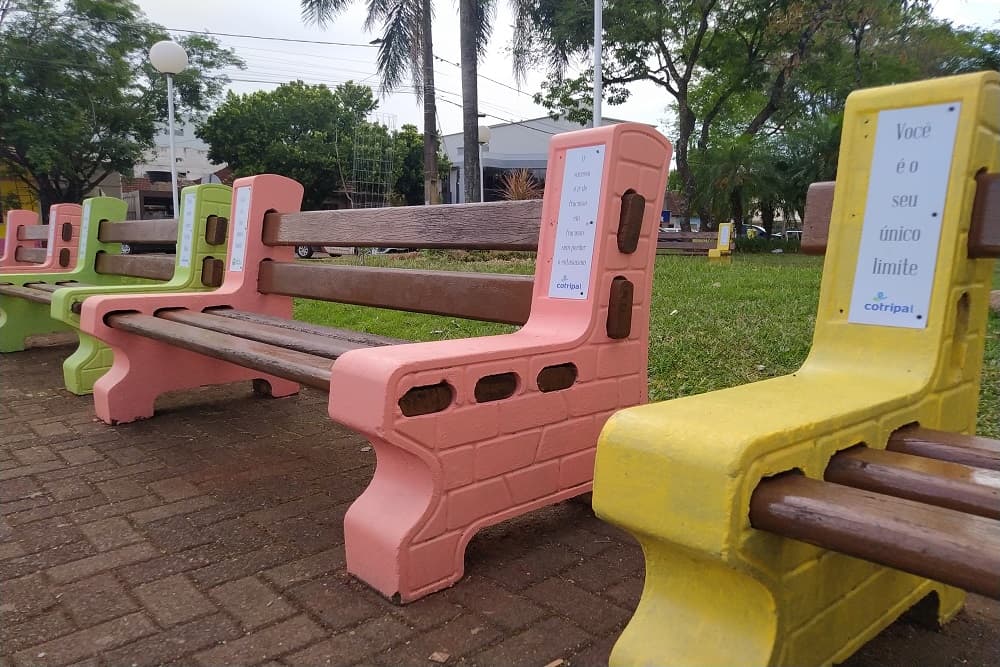 Parceria público-privada está restaurando os bancos da Praça em Santo Augusto