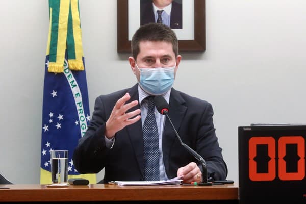 Projeto proíbe uso da linguagem neutra nas redes pública e privada de ensino