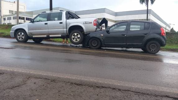 Sandero colide na traseira de uma S10 na BR 285 em Ijuí