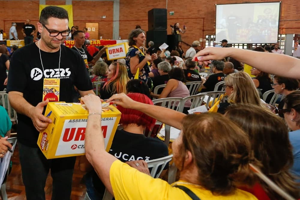 Em Assembleia Geral, educadores rejeitam o reajuste proposto pelo governo