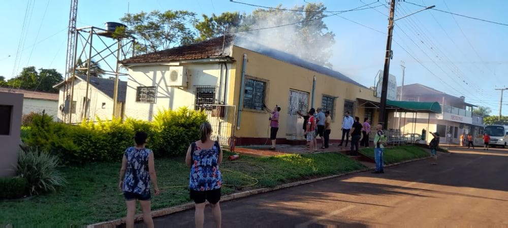 Fogo consome parte do forro de mercado em Nova Ramada