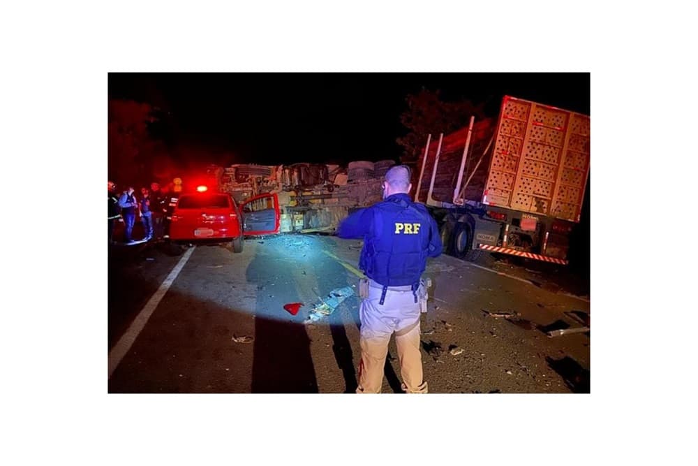 Acidente entre carreta, carro, ônibus e van deixa 6 mortos no RS