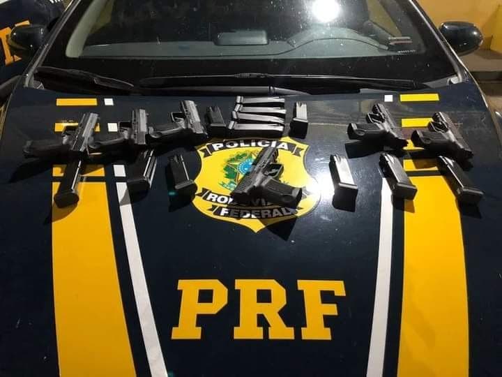 PRF prende advogado transportando 6 pistolas escondidas num veículo