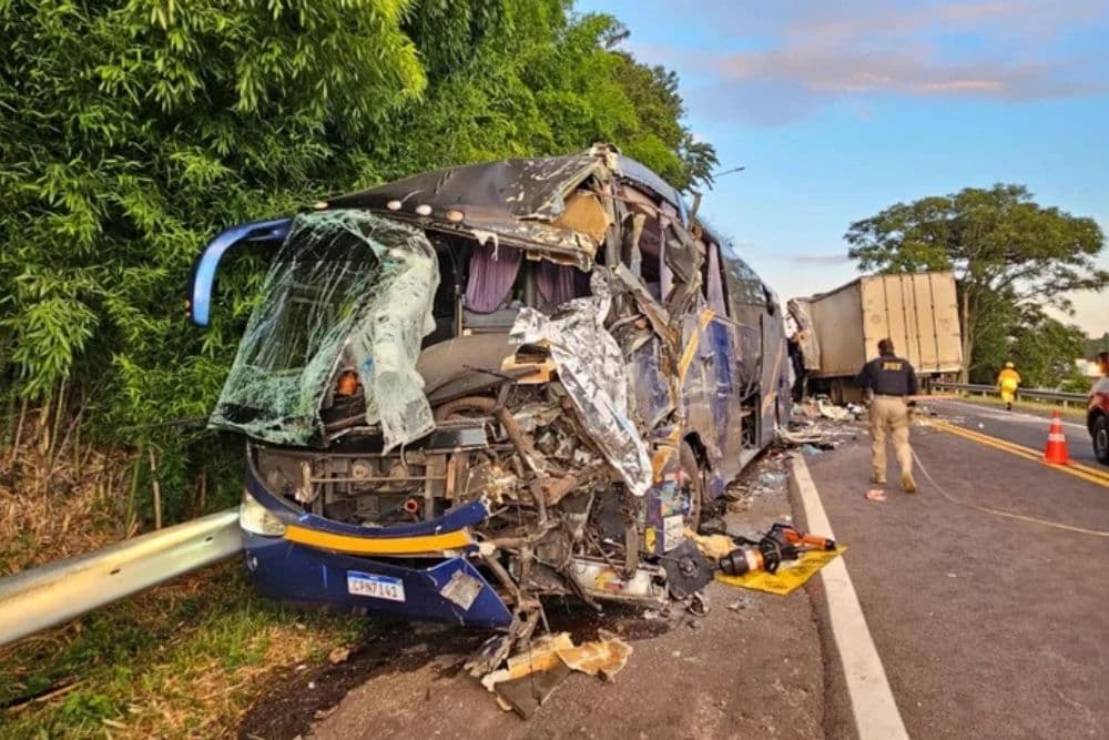 Ônibus de turismo de Crissiumal se envolve em acidente na BR-386 e deixa um morto e vários feridos