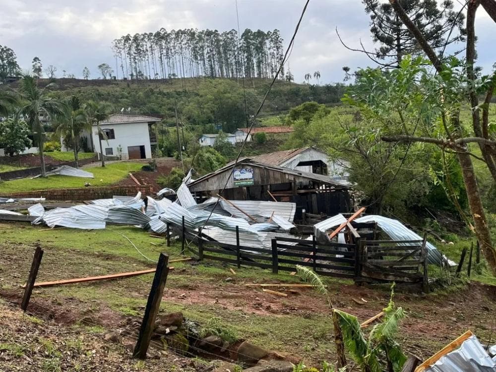 Tornado com ventos de até 120km/h atinge cidades no Oeste de SC