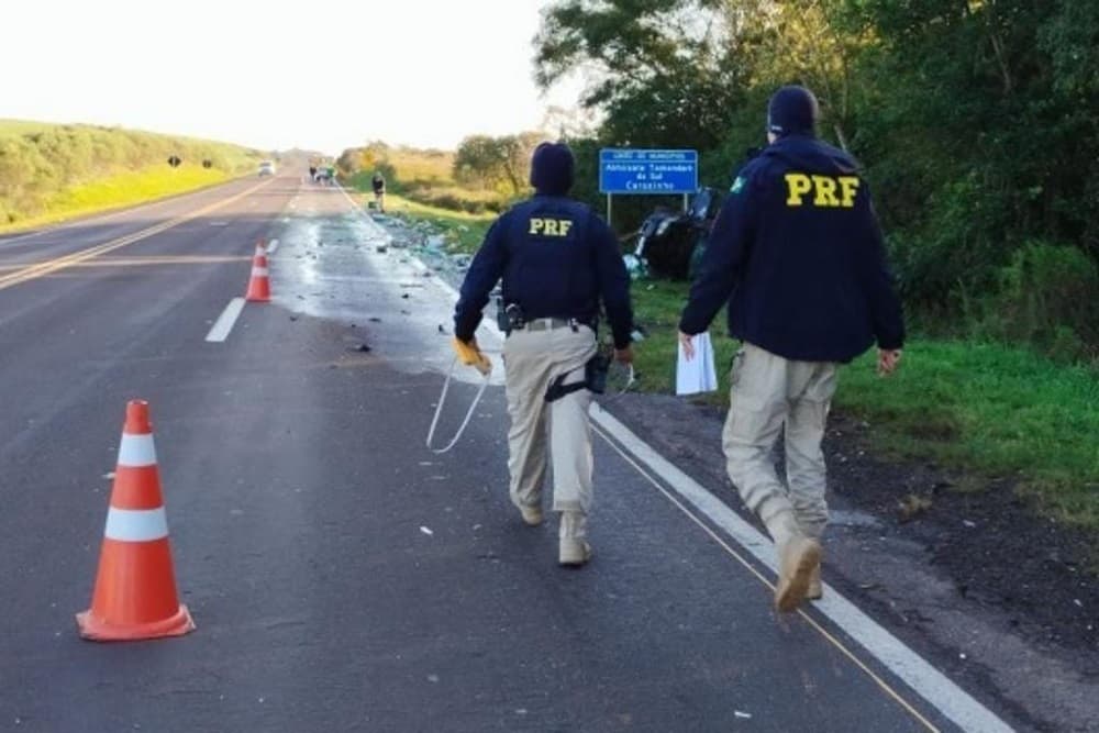 Homem morre em acidente entre carro e caminhão na BR-386