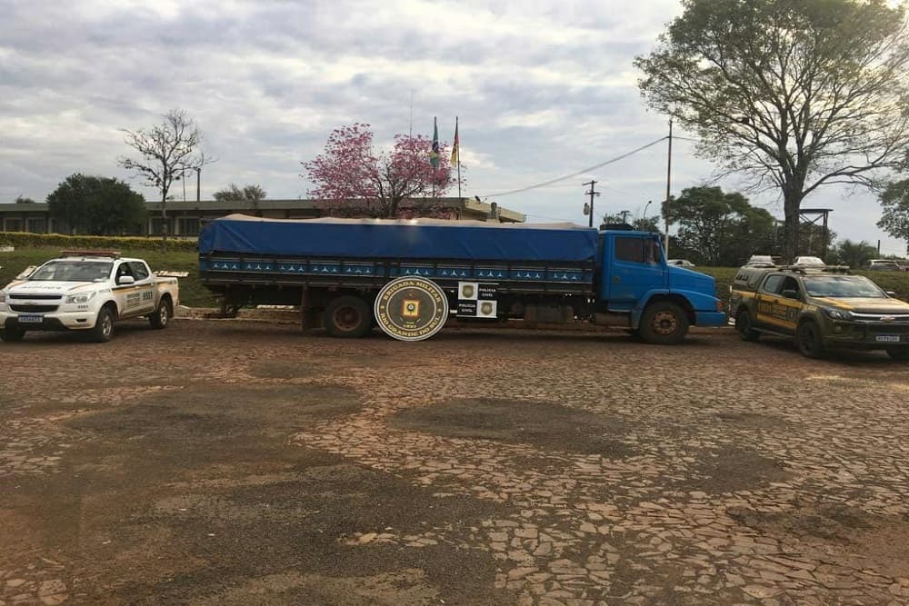 Brigada Militar e Polícia Civil apreendem carga de soja contrabandeada em Tiradentes do Sul