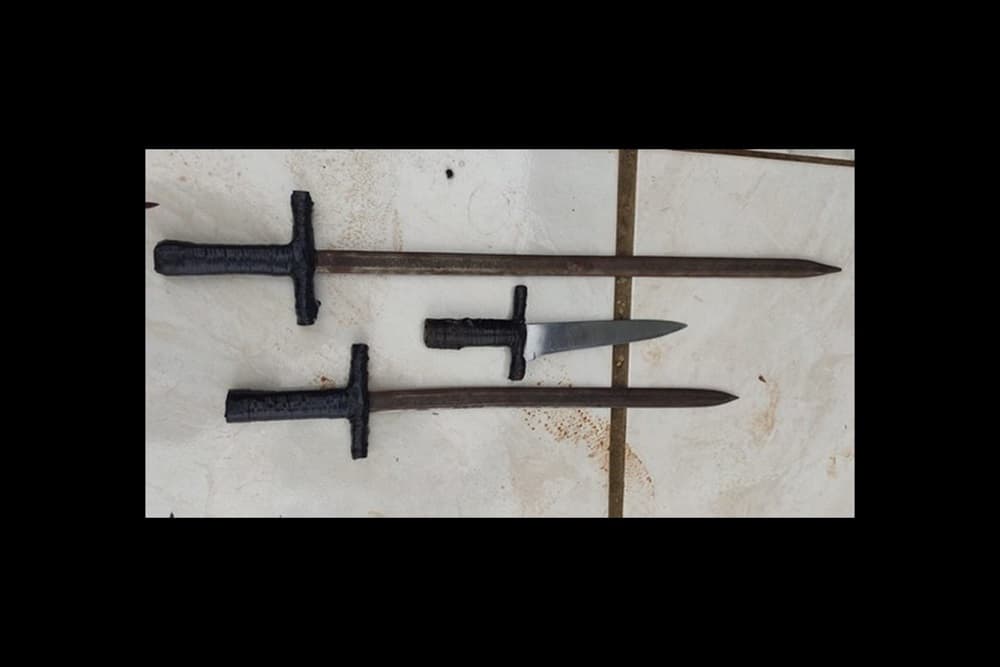 BM apreende adagas na casa de autor de ameaça à escola de Caiçara