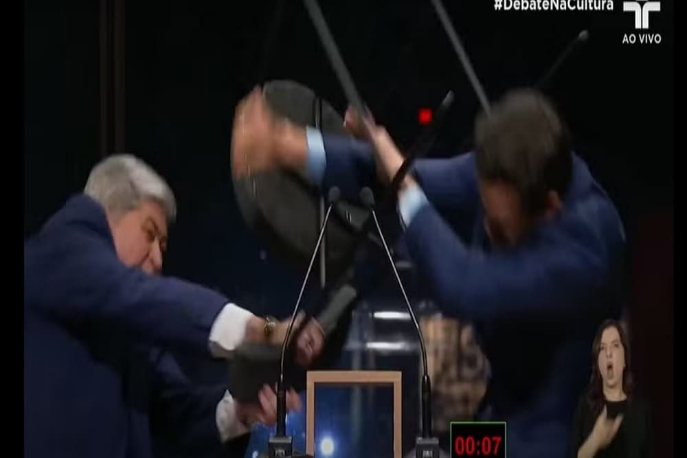 Datena agride Pablo Marçal com cadeirada durante debate em São Paulo