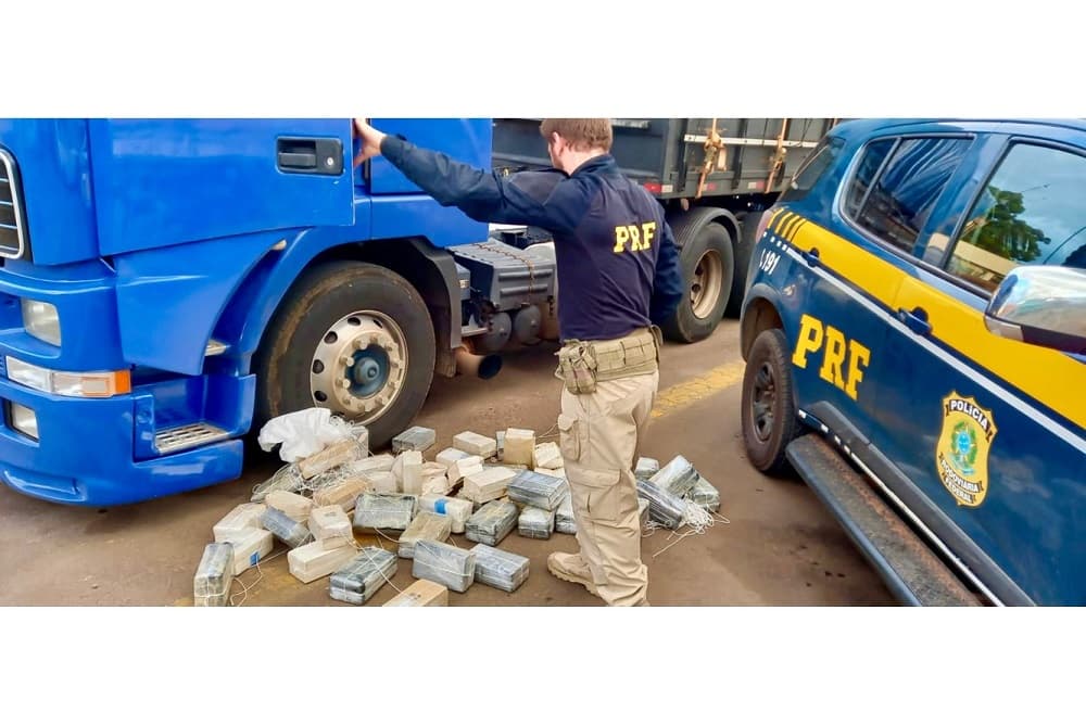 15 milhões de reais| PRF apreende quase 130 quilos de cocaína em fundo falso na cabine de um caminhão