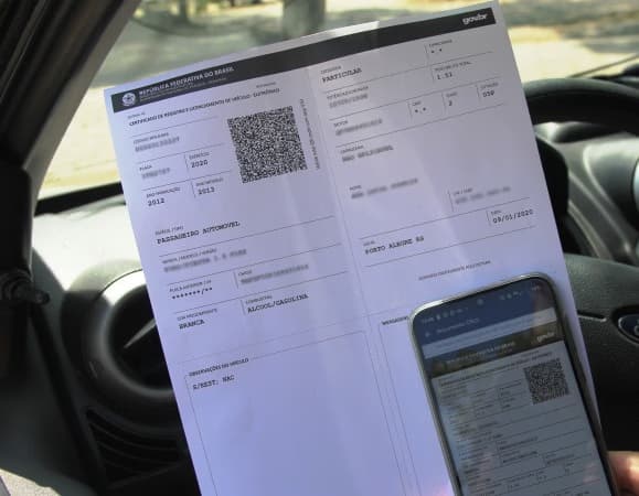 Governador Eduardo Leite veta projeto que extinguia a taxa de licenciamento de veículos no RS