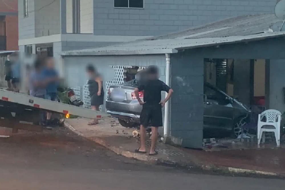 Carro invade garagem e deixa mulher e bebê feridos em Ijuí