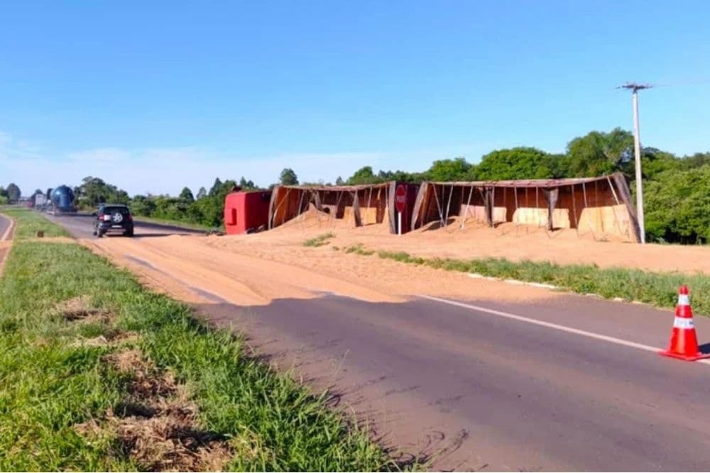 Caminhão carregado de trigo tomba na BR-158, em Cruz Alta