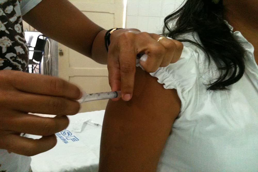 Vacinação contra a covid de pessoas com comorbidades deve ser feita em ordem decrescente de idade