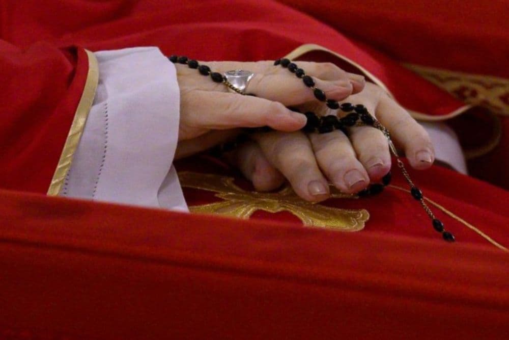 Vaticano divulga primeiras imagens do corpo do papa Francisco; funeral será no sábado