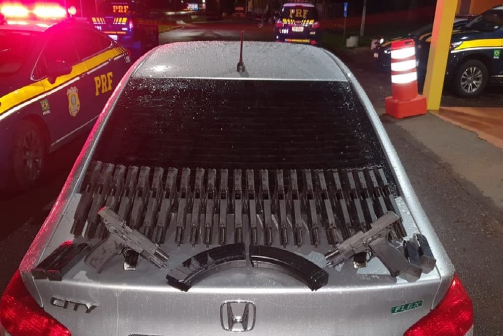 Duas mulheres são presas com 25 armas escondidas em carro em Lajeado
