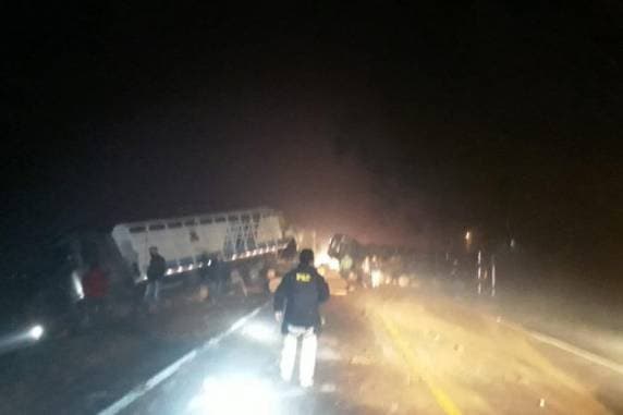 Acidente entre ônibus e dois caminhões deixa ao menos um morto e 16 feridos na BR-471, em Rio Pardo