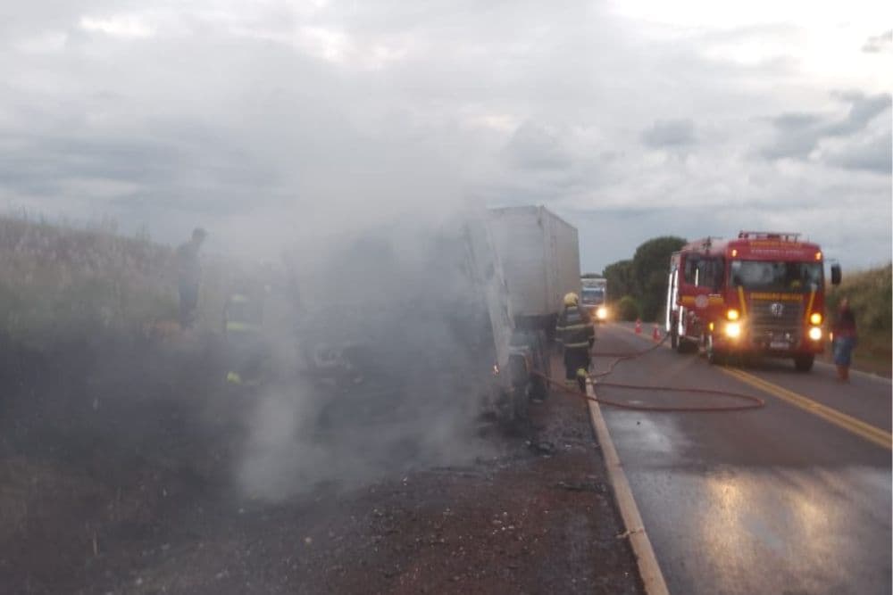 Incêndio atinge caminhão na BR-158 em Palmeira das Missões