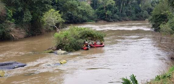 Homem desaparece em rio após tentar resgatar pato de estimação em SC