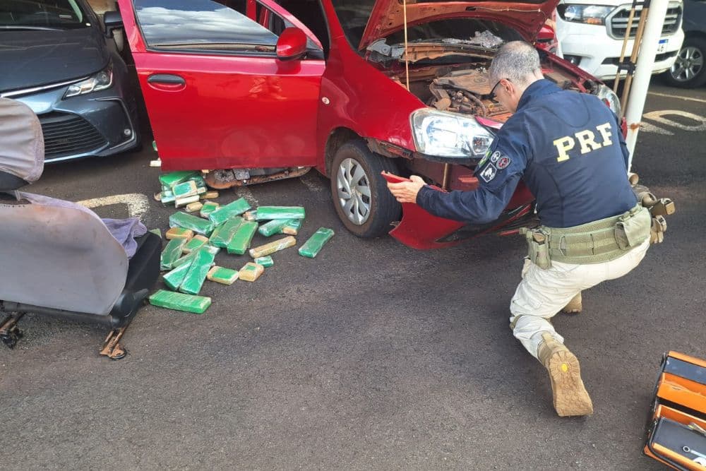 PRF apreende dois carros argentinos carregados com maconha na BR 468