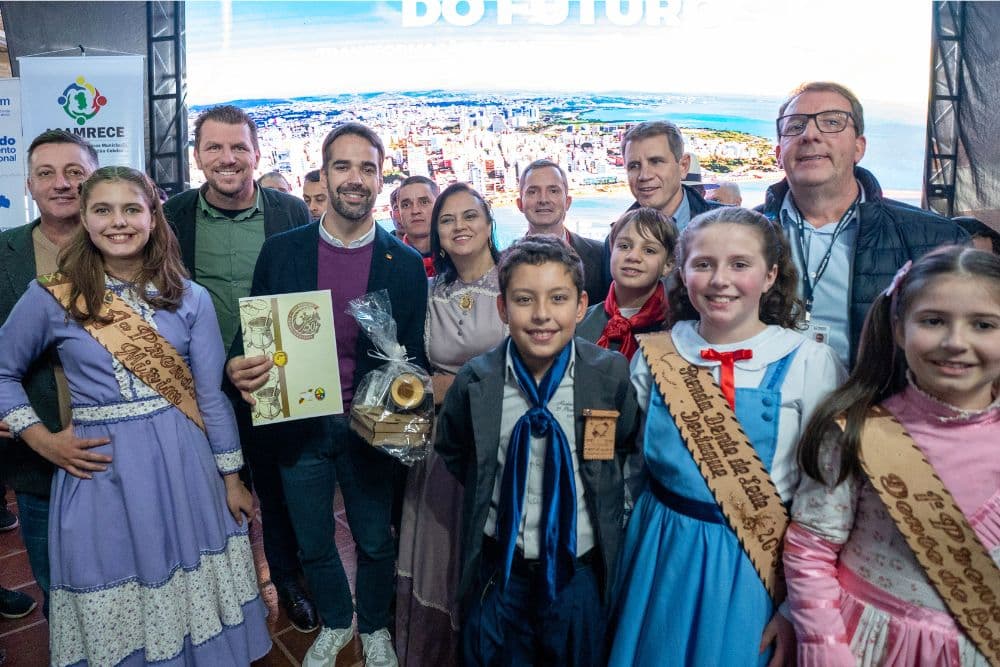 Tradicionalistas entregam projeto da sede da 20ª Região Tradicionalista ao governador Eduardo Leite