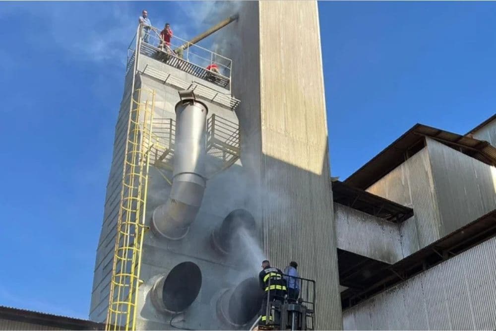 Fogo atinge secador de grãos de cooperativa agrícola e deixa feridos em Almirante Tamandaré do Sul