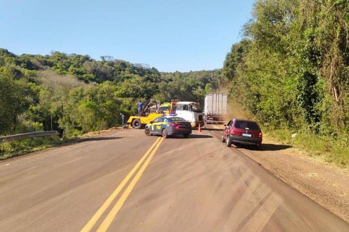 Homem morre após descer de caminhão na BR-285 para observar acidente