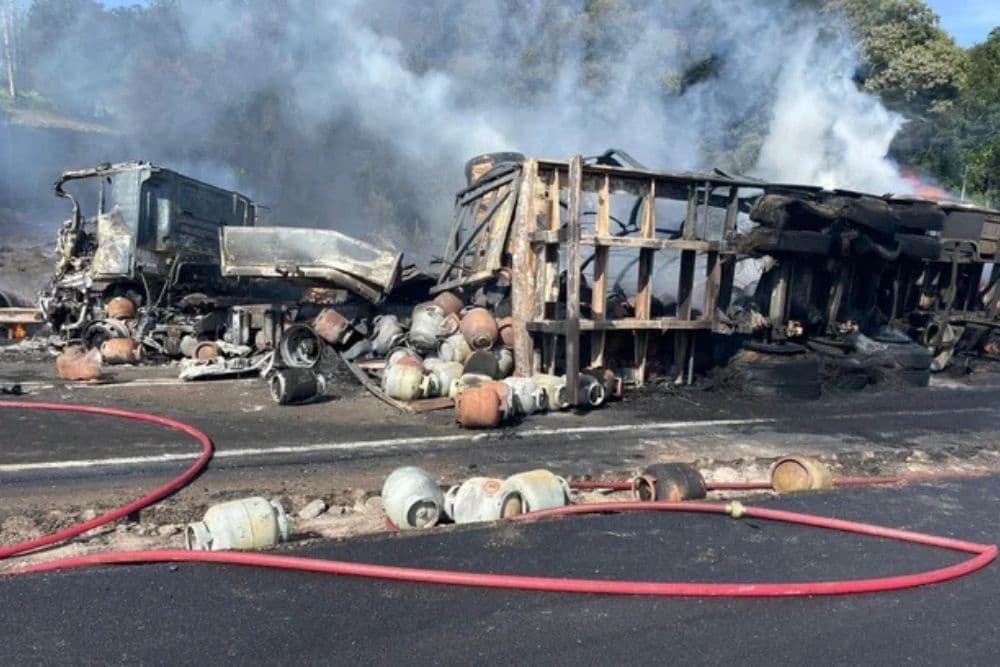 Caminhão carregado com botijões de gás pega fogo após acidente na BR-386 em Mormaço
