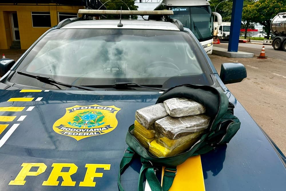 Passageira de ônibus é presa transportando 5 quilos de maconha