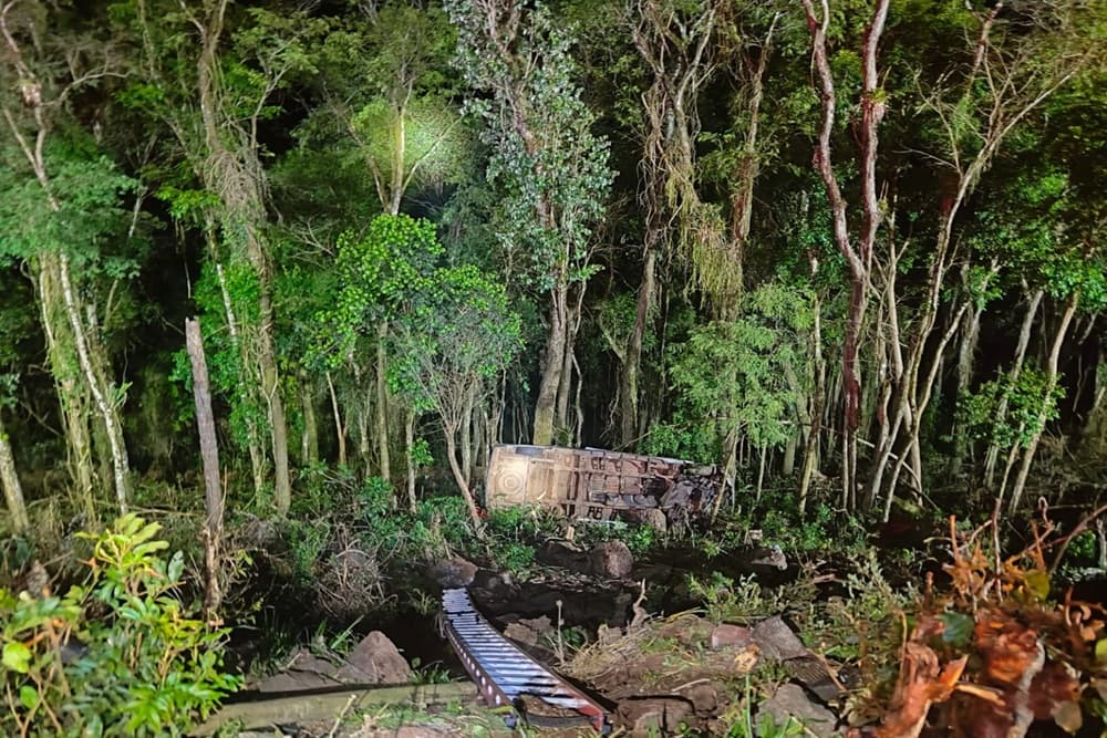 Vocalista da banda Nave Som se manifesta após acidente envolvendo a Van que transportava os integrantes da banda na SC-390