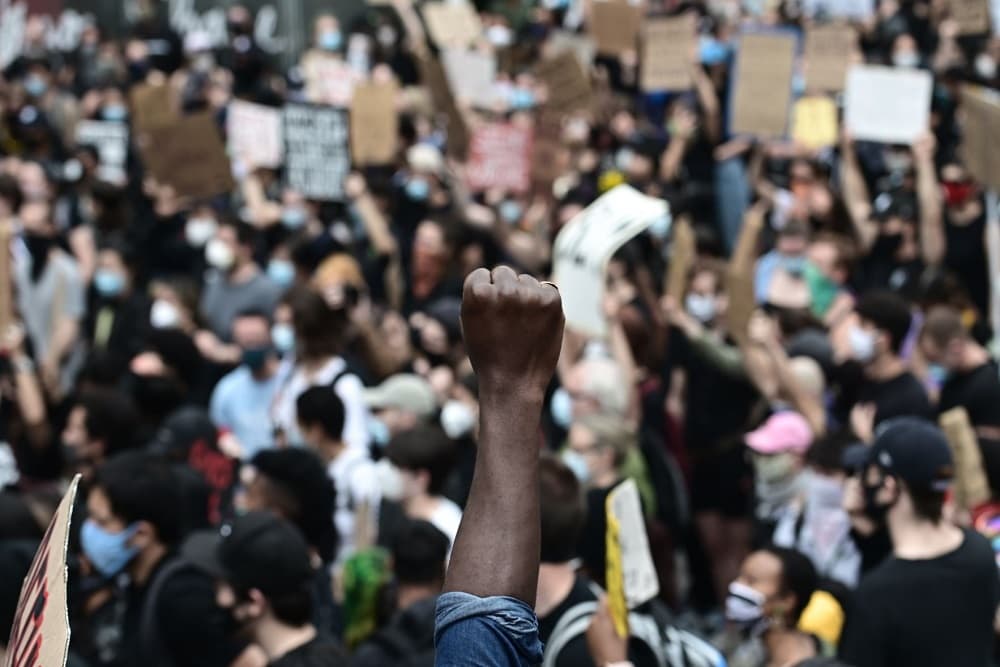 Sancionada lei que tipifica como crime de racismo a injúria racial