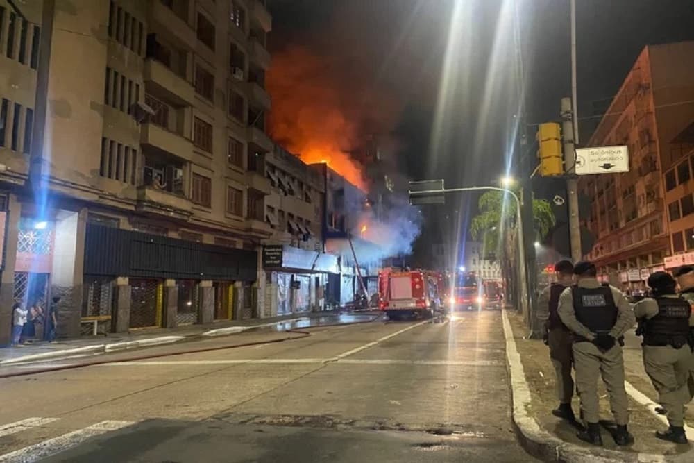 Nove pessoas morrem em incêndio em pousada em Porto Alegre