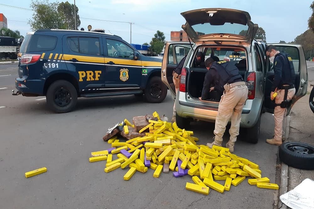 PRF prende dois traficantes transportando 300 quilos de maconha em um carro roubado em Passo Fundo