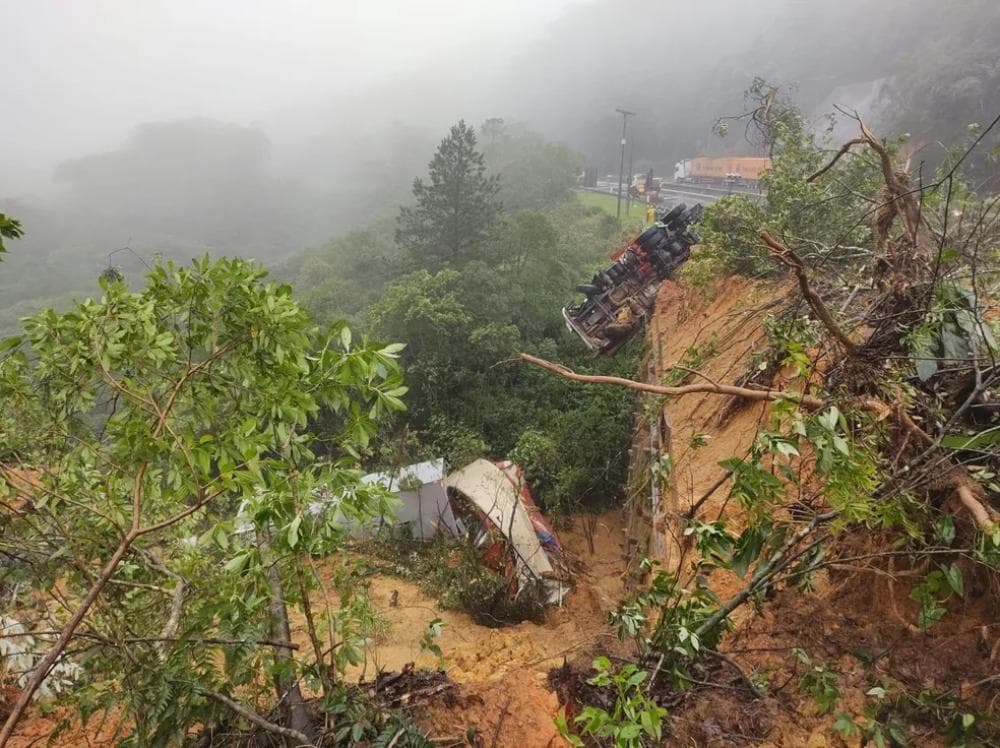 Motorista de caminhão é primeira vítima identificada em deslizamento no Paraná
