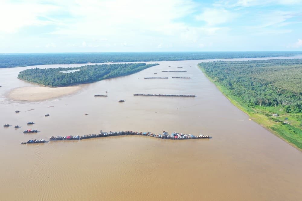 Rio na Amazônia é invadido por centenas de balsas de garimpo ilegal