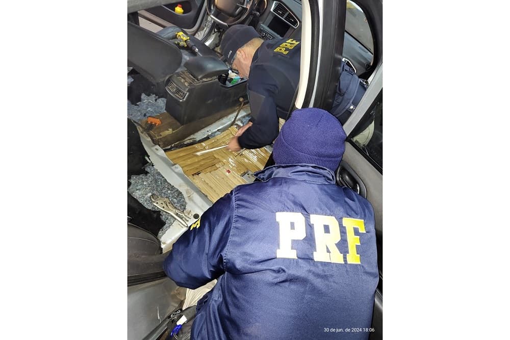 PRF apreende 250 quilos de maconha em Cruz Alta ocultos em veículo argentino