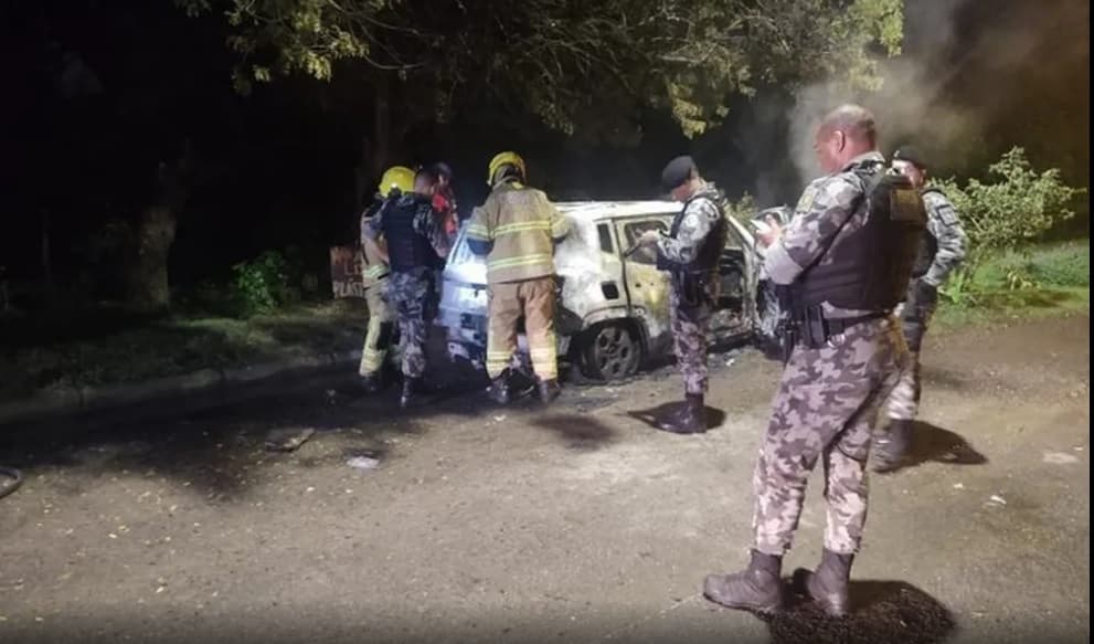 Polícia encontra corpos no porta-malas de carro incendiado em Porto Alegre