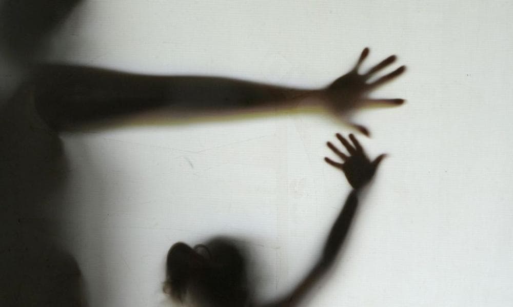 Menina entrega bilhete a monitor de transporte escolar relatando abuso e padrasto é preso em SC