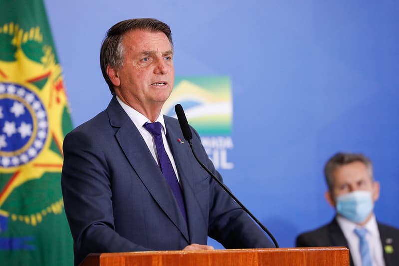 Presidente anuncia auxílio para caminhoneiros comprarem diesel