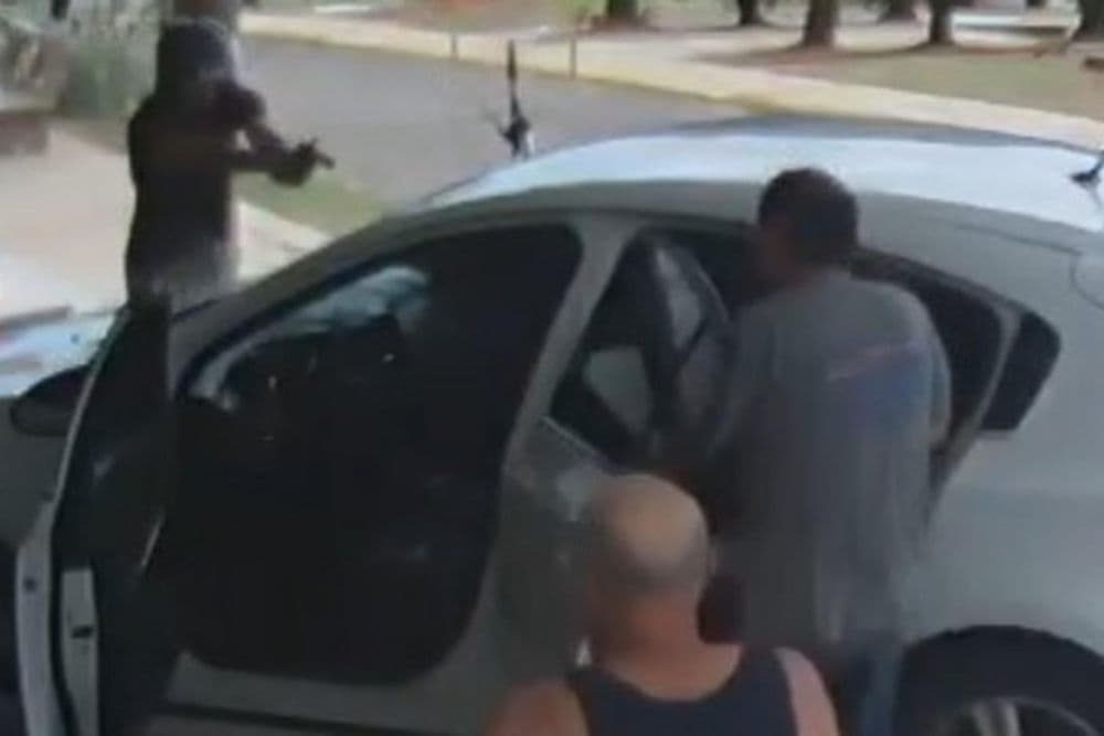 Mulher é baleada pelo ex-companheiro, tenta fugir, mas é perseguida e morta em frente a hospital no RS