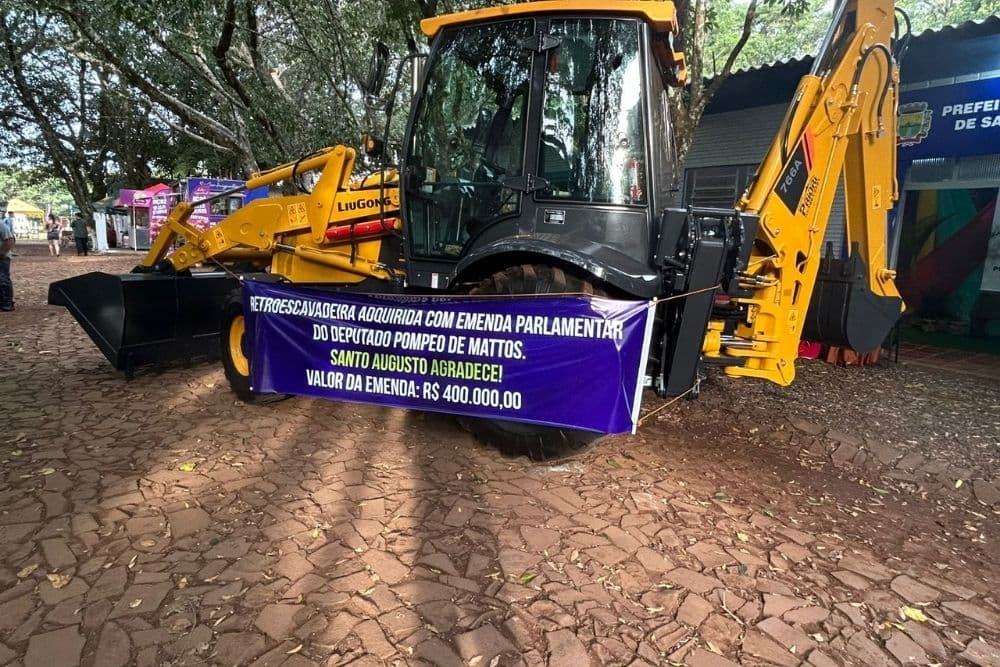 Prefeitura adquire nova retroescavadeira com emenda do deputado Pompeo de Mattos