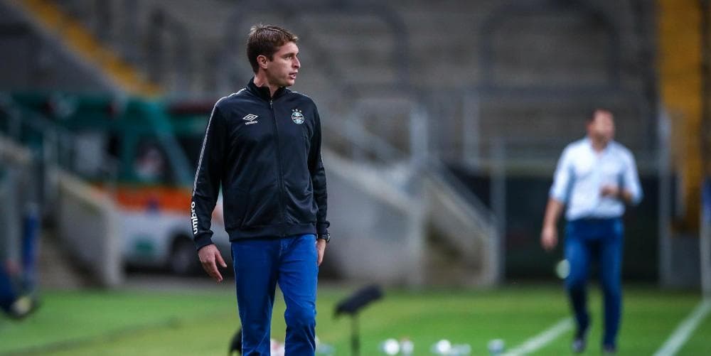 Grêmio "promove" Thiago Gomes a técnico interino