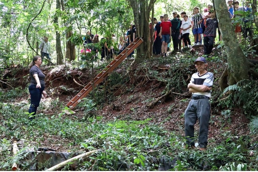 Em encerramento do projeto Água Viva 2025, estudantes conhecem sistema caxambu de proteção de nascentes